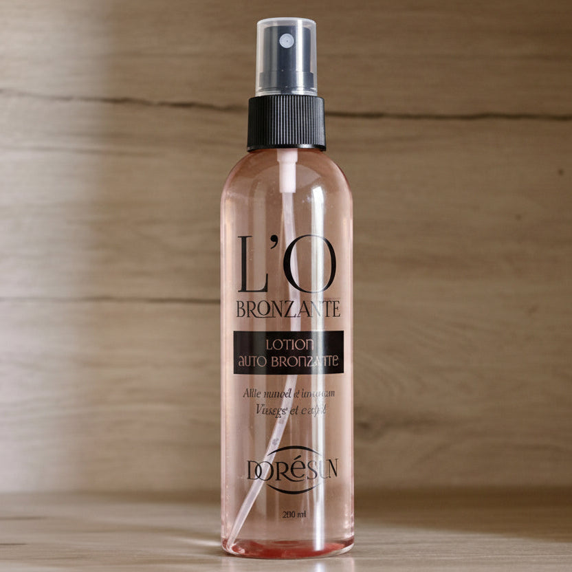 Brume auto-bronzante Dorésun à base d'acide hyaluronique pour un bronzage naturel et uniforme sans soleil. Hydrate la peau et donne un effet bonne mine immédiat.