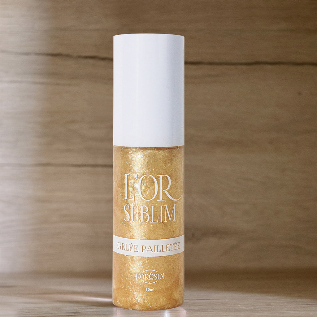 Gelée pailletée Dorésun qui illumine, hydrate et sublime le bronzage. Fini doré naturel pour le visage et le corps. Parfum inspiration Dior.